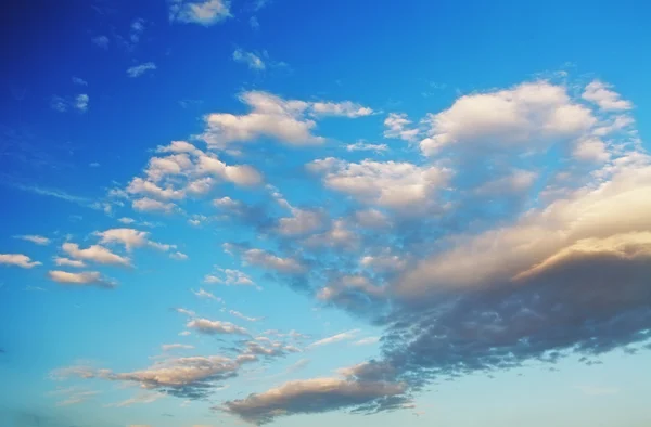En djupblå himmel med fluffiga vita moln — Stockfoto
