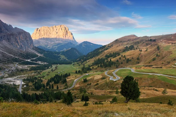 Paesaggio montano in Italia Alpi - Passo Gardena nelle Dolomiti — Foto Stock