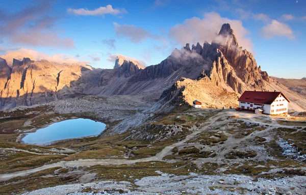 Hermoso paisaje natural de montaña con la cima de Paterno en Italia Al — Foto de Stock