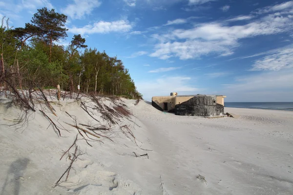 Бункер на пляжі на сході сонця — стокове фото