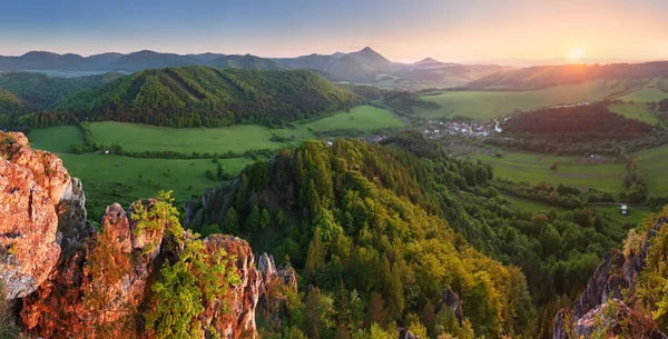 Primavera Montaña puesta de sol panorama en Eslovaquia — Foto de Stock