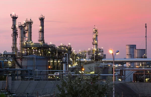 Industria del petróleo y del gas - refinería al atardecer - fábrica - petroche — Foto de Stock