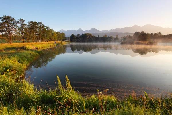 自然山场面与斯洛伐克 tatra-st 中美丽的湖 — 图库照片