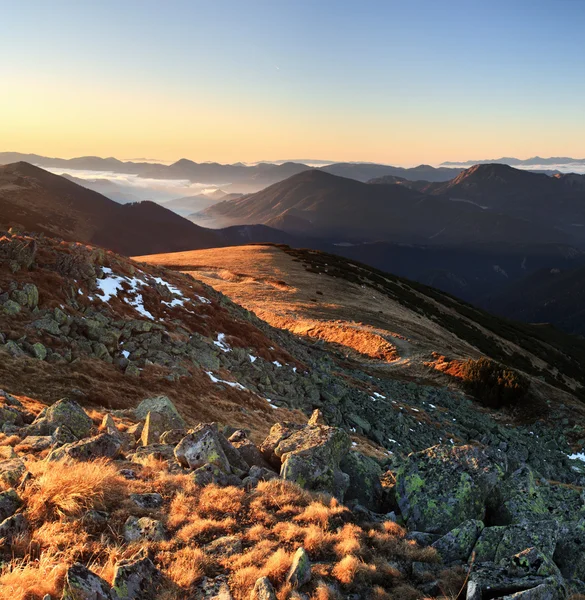 Bergpanorama bij zonsondergang - lage Tatra ini Slowakije — Stockfoto