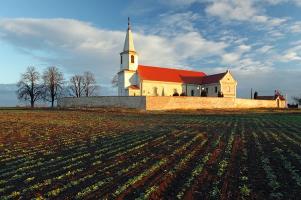 Pěkný katolické církve ve východní Evropě - vesnice pac — Stock fotografie