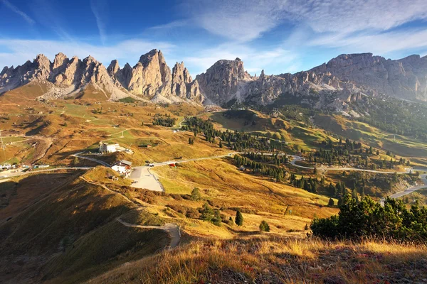 Italia Dolomitas moutnain al amanecer - Camino a passo gardena —  Fotos de Stock