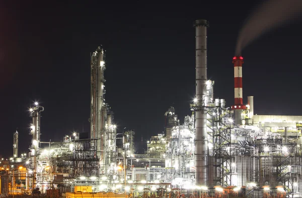 Olie en gas industrie - raffinaderij bij avondschemering - fabriek - petroche — Stockfoto