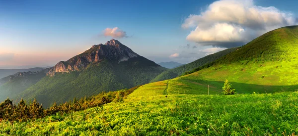 Pico rochoso ao pôr-do-sol — Fotografia de Stock