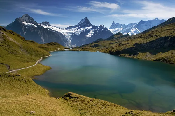 Montagna con lago — Foto Stock