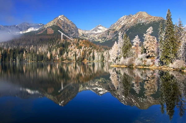Zrcadlo v krásné jezero — Stock fotografie
