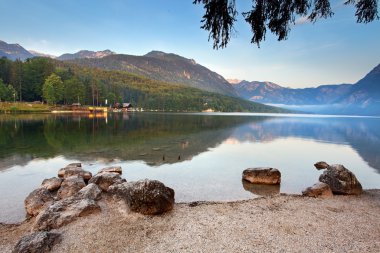 Harika bir manzara. Göl, dağ, yansıma. bohinj Gölü. sloveni