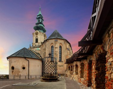 Slovakya - gün batımında nitra Kalesi