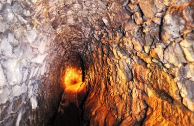 Mine tünel yolu ile