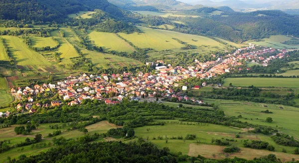 O hezké vesnice krajiny - letní horské panorama - Slovensko — Stock fotografie