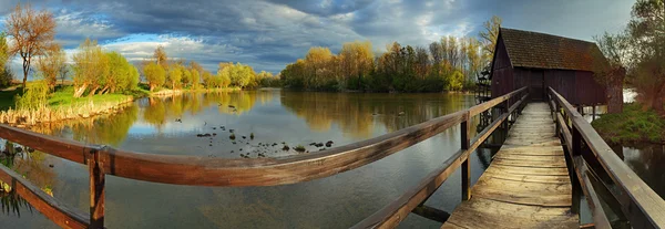 Vodní mlýn - panoramatický pohled — Stock fotografie