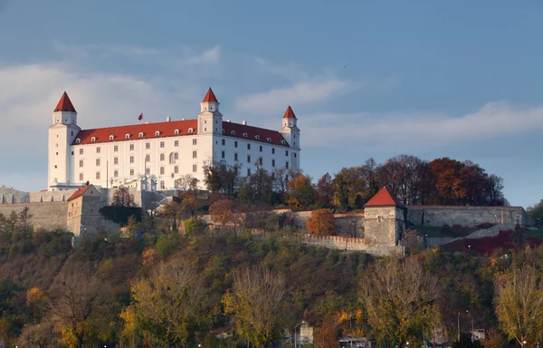 Slottet i Bratislava och bridge — Stockfoto