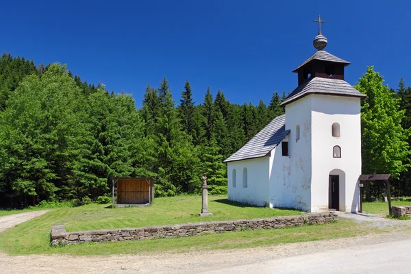 Sebuah gereja di lapangan . — Stok Foto