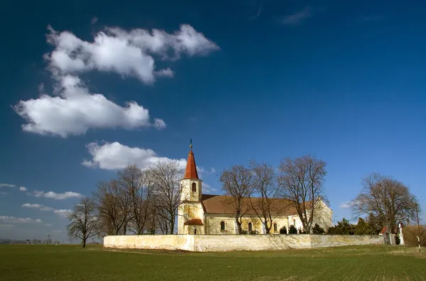 Niza Iglesia Católica en Europa del Este - pueblo Pac — Foto de Stock