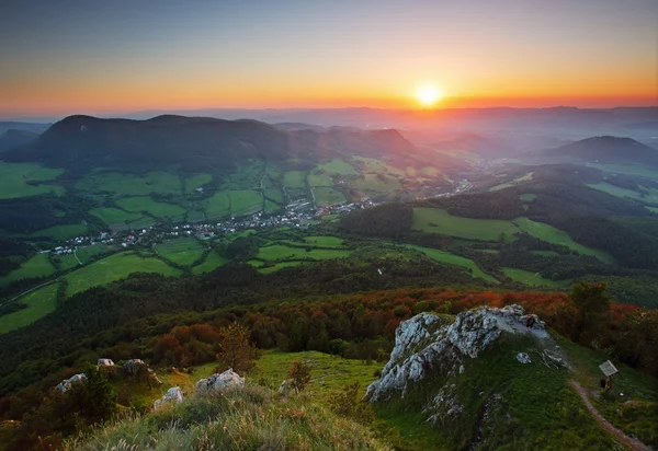 Landschaft mit felsigen Bergen bei Sonnenuntergang in der Slowakei - östl. — Stockfoto