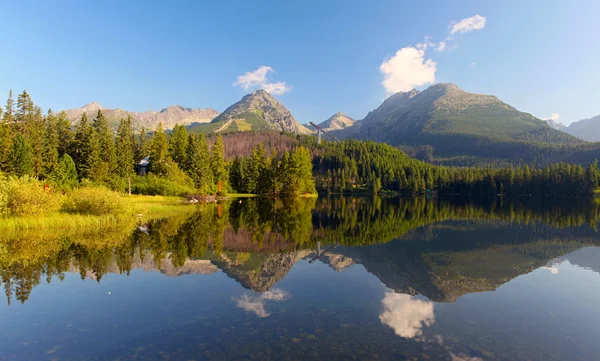 Eslováquia Montanha Lago em Tatra Strbske Pleso — Fotografia de Stock