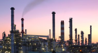 petrol rafinerisi fabrika siluet günbatımı üzerinde