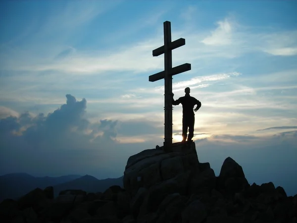 Закат в горах с крестом — стоковое фото