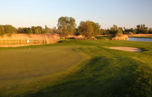 Bel endroit de golf avec magnifique vert et lac — Photo