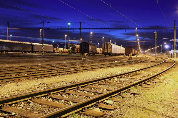 Spoorlijnen in de nacht. — Stockfoto