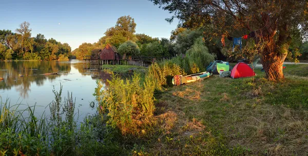 Acampamento perto do rio pequeno Danúbio — Fotografia de Stock