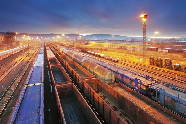 Tren Plataforma de transporte de mercancías - Transporte de carga —  Fotos de Stock