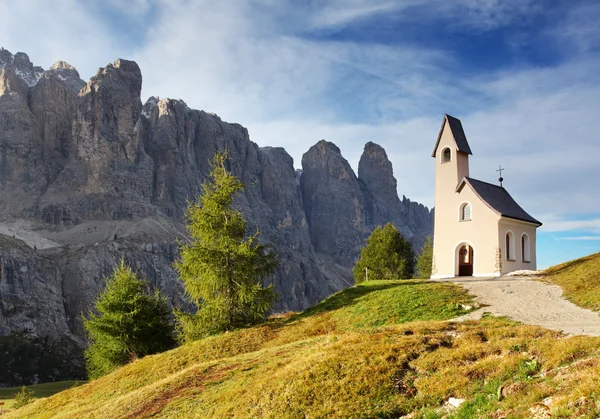 Paisaje natural con bonita iglesia en un paso de montaña en Italia Al —  Fotos de Stock