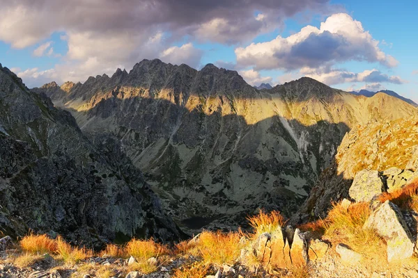 Panorama del atardecer de montaña en otoño en Eslovaquia - Altos Tatras —  Fotos de Stock