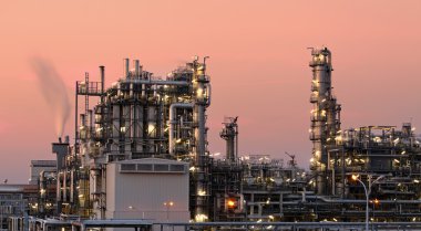 Alacakaranlıkta petrol rafinerisi