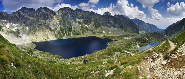 Bergsee mit Spiegelung — Stockfoto