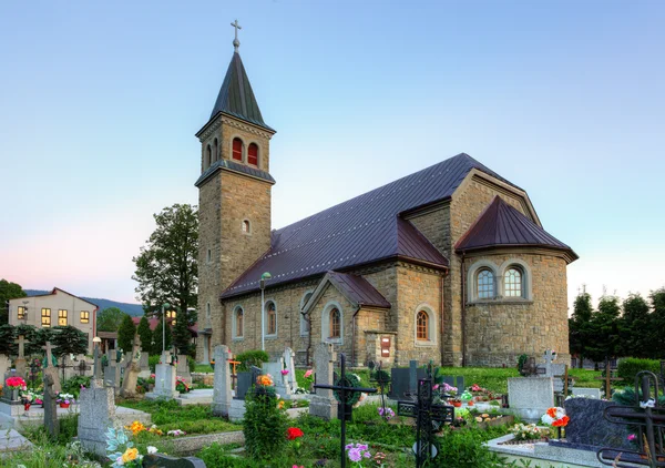 Mooie katholieke kerk in Oost-Europa-dorp Babin-Orava - — Stockfoto