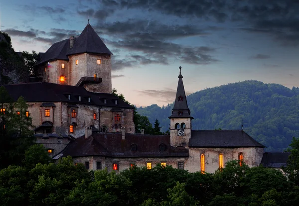 Belo castelo da Eslováquia ao pôr-do-sol - Oravsky hrad — Fotografia de Stock