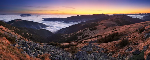 Ορεινό πανόραμα στο ηλιοβασίλεμα - χαμηλή tatras ini Σλοβακία — Φωτογραφία Αρχείου