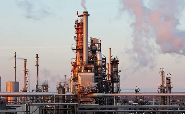 Refinería de petróleo al atardecer — Foto de Stock