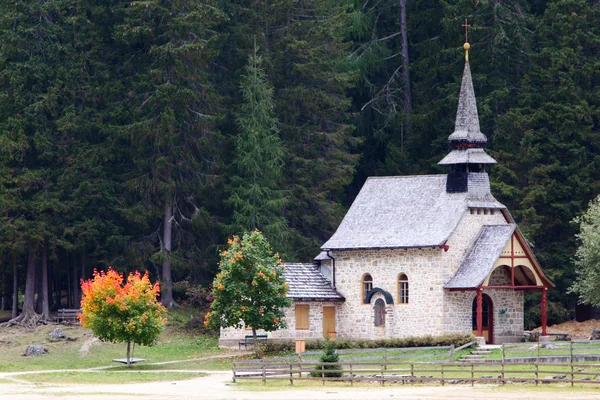 Iglesia en el lago Lago di Braies — Foto de Stock