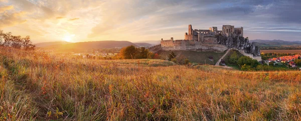 Castillo de Eslovaquia Beckov - panorama de la naturaleza puesta del sol —  Fotos de Stock