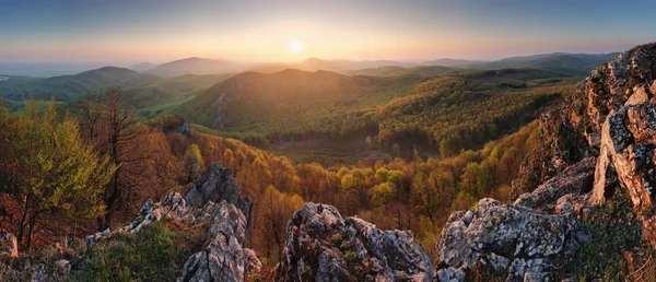 Panorama da montanha do por do sol com sol — Fotografia de Stock