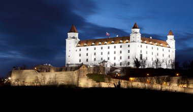Bratislava castle ve köprü - Slovakya