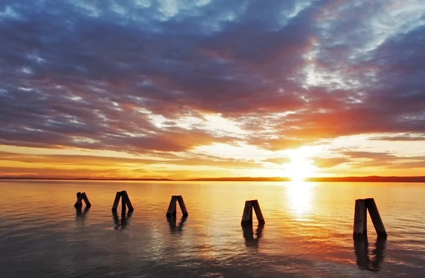 Lever de soleil tôt le matin sur la mer — Photo