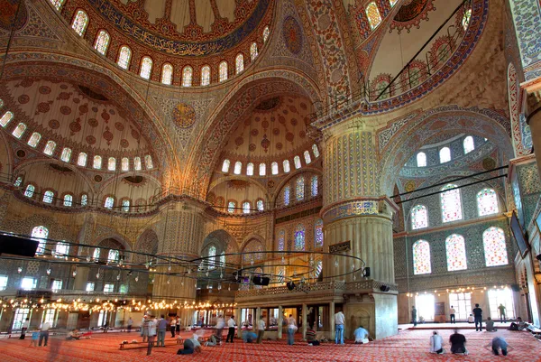 Dentro de la mezquita azul islámica en Estambul, Turquía — Foto de Stock