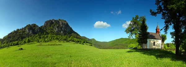 秋季景观与教堂在东欧-斯洛伐克 — 图库照片