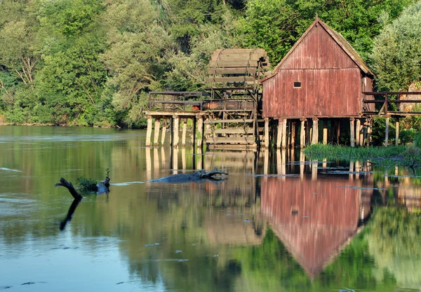 Jarní landscepe s vodní mlýn - Slovensko — Stock fotografie