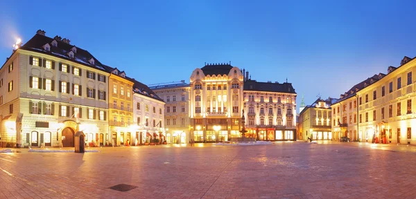 Bratislava Main Square por la noche - Eslovaquia — Foto de Stock