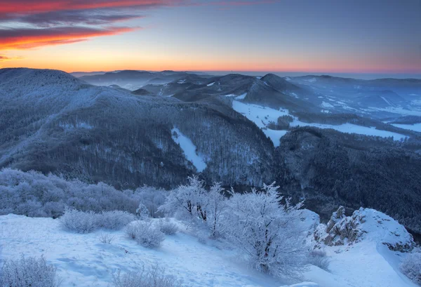 Frostiges Sonnenuntergangspanorama in wunderschönen Bergen — Stockfoto