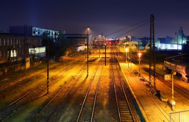 Gün batımında konteynırla birlikte kargo treni platformu