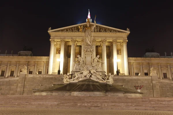 Parlamento austriaco en Viena por la noche —  Fotos de Stock